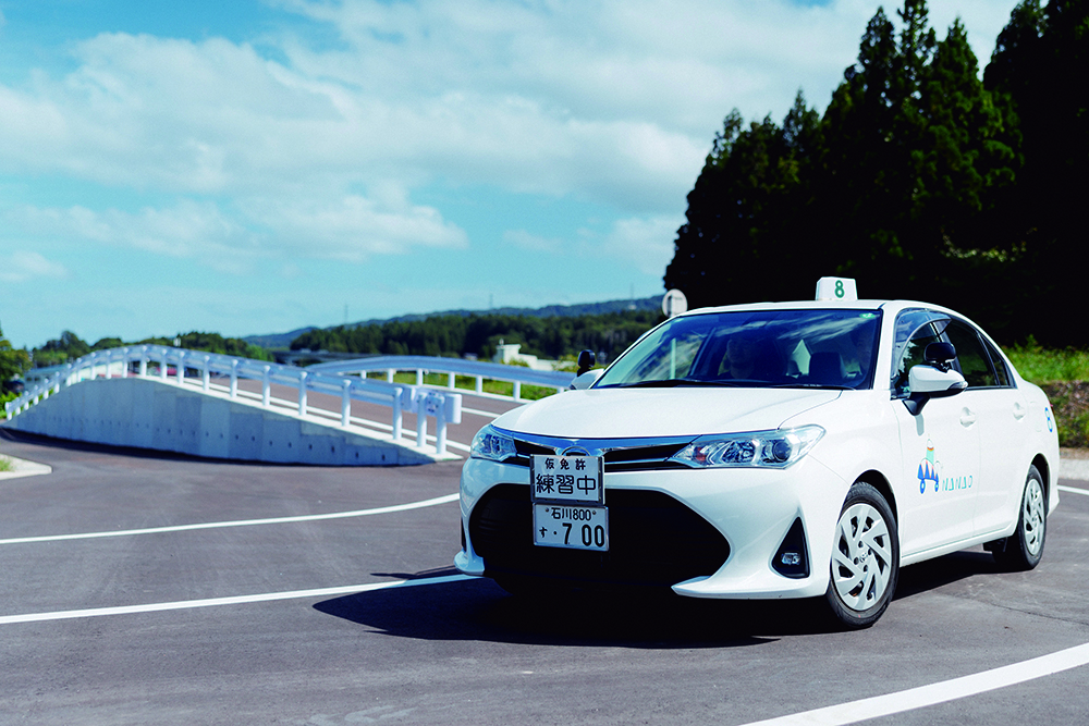 大学生活に合わせて通学制の自動車学校へ通う学生のイメージ